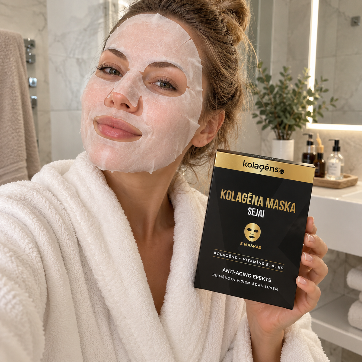 Sieviete ar kolagēna masku sejai un produkta kasti